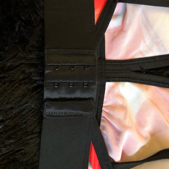 DO NOT BUY NWT Victoria secret pink sports bra - Picture 4 of 4